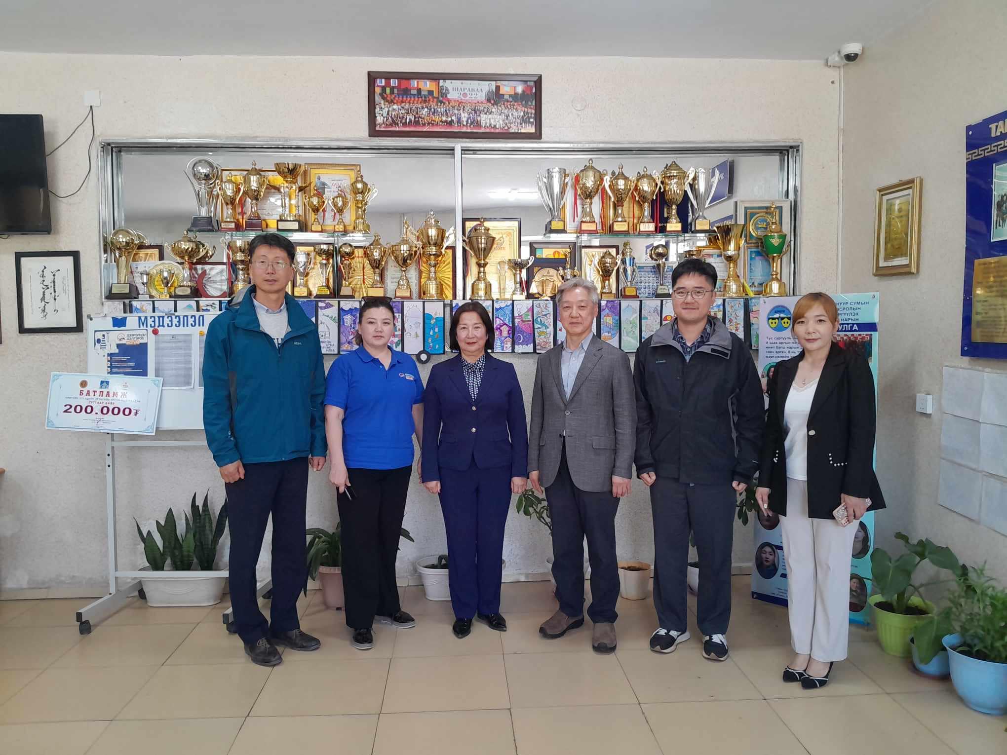 🇲🇳 🇰🇷 Хамтын ажиллагаатай БНСУ-ын Шүүхийн ажилчдын “Хүслийн аян” сайн дурын байгууллагын дарга , төлөөлөгчид манай сургууль дээр айлчилж, шилдэг сурагчдад тэтгэлэг гардуулав.