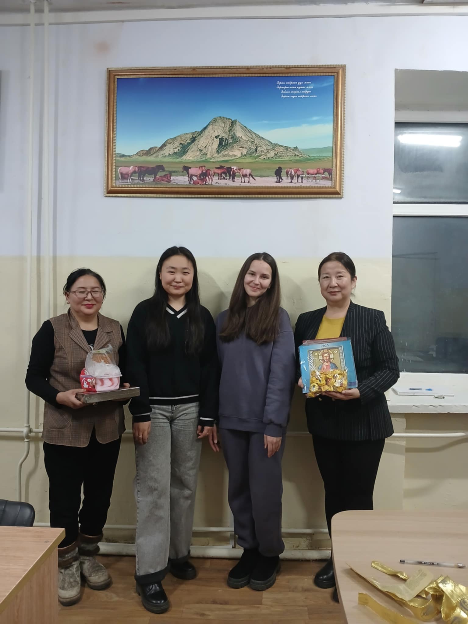 Эрхүүгийн их сургуулийн оюутнууд сургууль дээр дадлага хийж, багш сурагчидтай хамтдаа олон сайхан үйл ажиллагааг зохион байгуулж, хичээл сургалтын үйл ажиллагаанд оролцлоо.