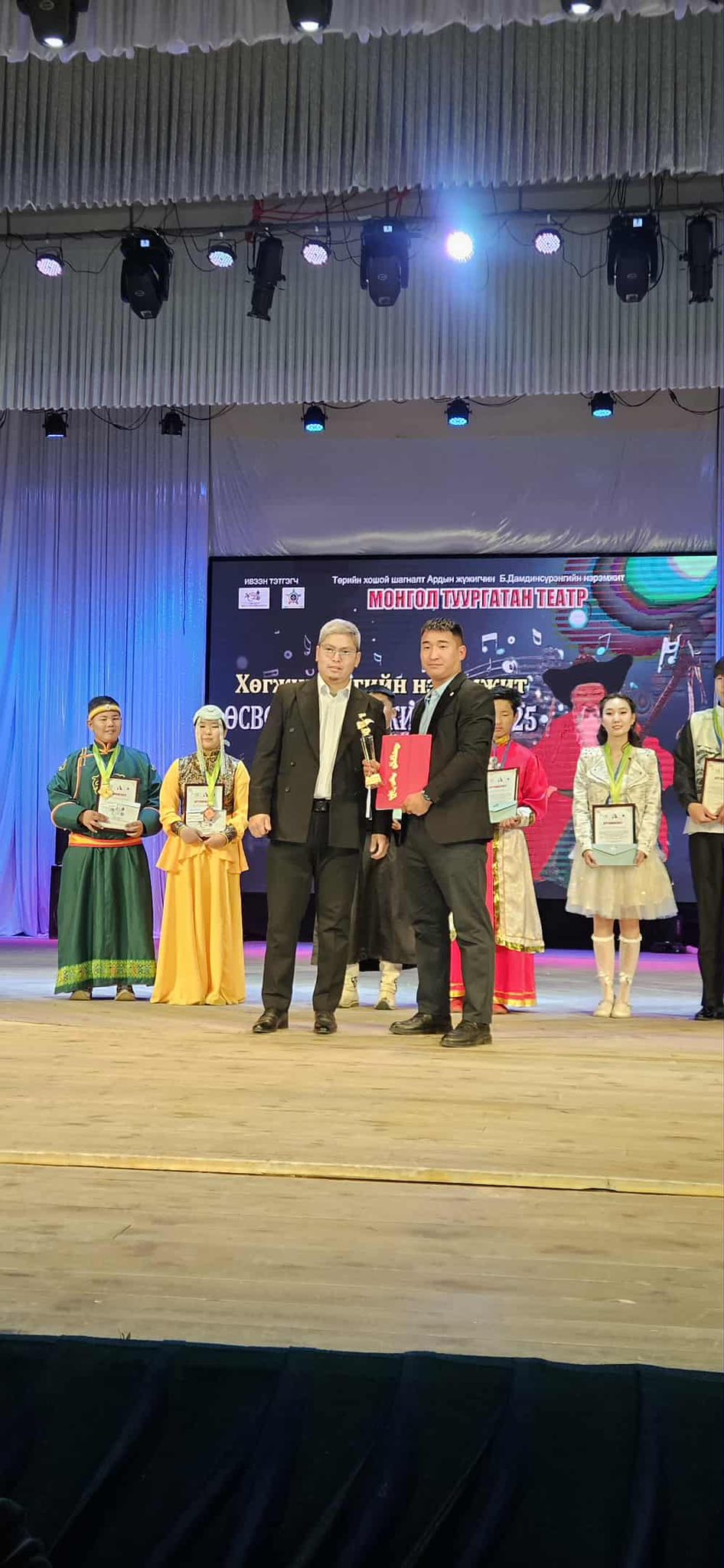 ТӨВ ХАЛХЫН ТӨВӨРГӨӨН БҮЖГИЙН НААДАМ, ӨСВӨРИЙН ХӨГЖИМЧИД 2025” ҮНДЭСНИЙ АНХДУГААР  УРАЛДААНД АМЖИЛТТАЙ ОРОЛЦСОН БАГШ, СУРАГЧ НАРТАА БАЯР ХҮРГЭЕ.